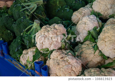 Cauliflower trading in the Turkish market 108813923