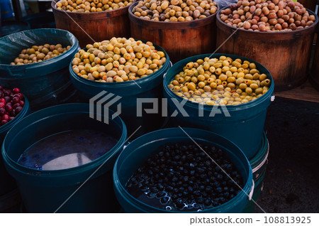 Different olives trading in the Turkish market 108813925