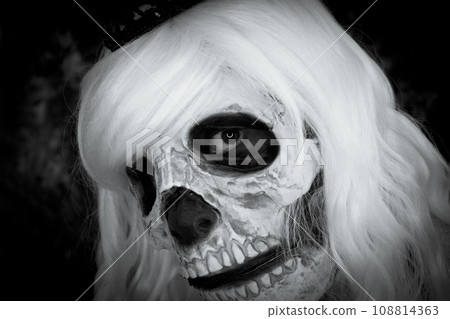 Woman dressed as dead halloween Woman dressed as dead halloween 108814363