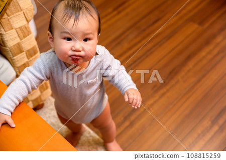 寶寶在客廳玩耍,嬰兒,育兒,0歲嬰兒,抱住腳 108815259