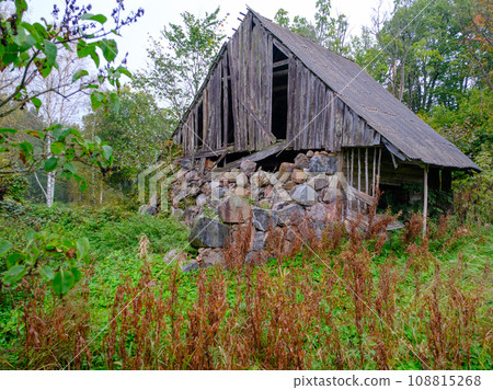 Abandoned old wooden country house in the countryside of Latvia 108815268
