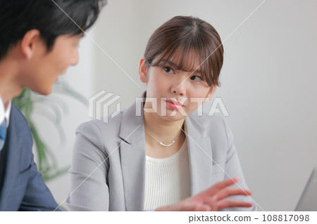 意見不同的會議_商界人士，男性和女性，希望彼此分享自己的觀點_特寫1 108817098