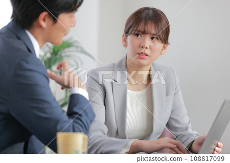 意見不同的會議_商界人士，男性和女性，想互相分享他們的觀點_特寫2 108817099