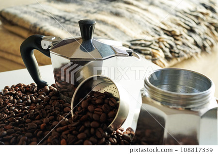 Italian-born espresso maker with the scent of coffee beans, aluminum machinetta (mocha) Italian-born espresso maker with the scent of coffee beans, aluminum machinetta (mocha) 108817339