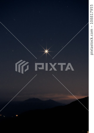 北斗市白州町以東,奧秩父山脈山頂。晨星在清晨的天空中閃閃發光 北斗市白州町以東,奧秩父山脈山頂。晨星在清晨的天空中閃閃發光 108817955
