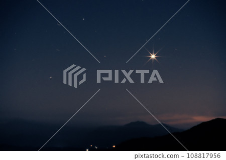 北斗市白州町以東，奧秩父山脈山頂。晨星在清晨的天空中閃閃發光 108817956