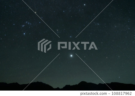 The winter stars of Orion and Taurus and the brightness of Jupiter can be seen from Hakushu-cho, Hokuto City to the mountains of the Southern Alps. 108817962