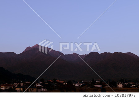 從北斗市白州町看到的南阿爾卑斯山凱駒岳和朝陽下的南阿爾卑斯山麓白州街景 從北斗市白州町看到的南阿爾卑斯山凱駒岳和朝陽下的南阿爾卑斯山麓白州街景 108817972