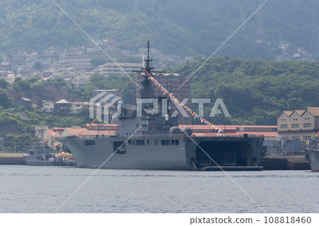 完全裝飾的海上自衛隊運輸艦“下北” 完全裝飾的海上自衛隊運輸艦“下北” 108818460