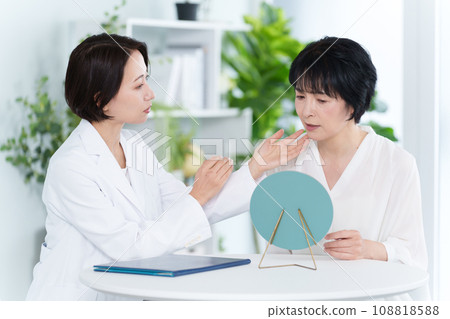 一名婦女在整容診所接受諮詢 一名婦女在整容診所接受諮詢 108818588
