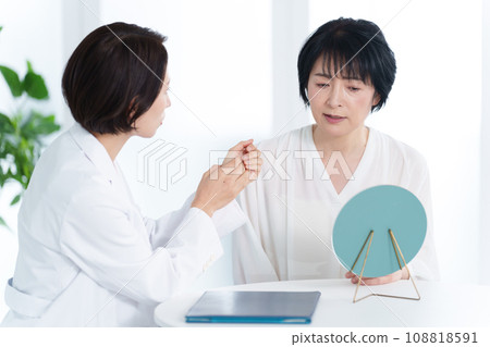 A woman receiving counseling at a cosmetic surgery clinic 108818591