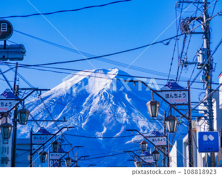 （山梨縣）富士吉田市本町通商店街/雄偉的富士山 108818923