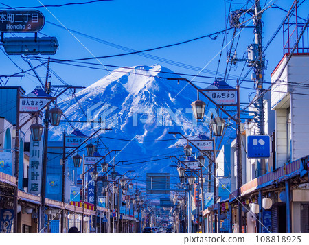 (Yamanashi Prefecture) Fujiyoshida City Honmachi-dori Shopping Street/Majestic Mt. Fuji 108818925