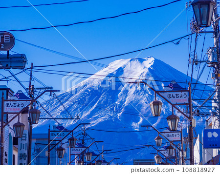 (Yamanashi Prefecture) Fujiyoshida City Honmachi-dori Shopping Street/Majestic Mt. Fuji 108818927