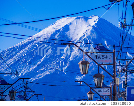 (Yamanashi Prefecture) Fujiyoshida City Honmachi-dori Shopping Street/Majestic Mt. Fuji 108818930