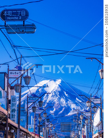 (Yamanashi Prefecture) Fujiyoshida City Honmachi-dori Shopping Street/Majestic Mt. Fuji 108818938