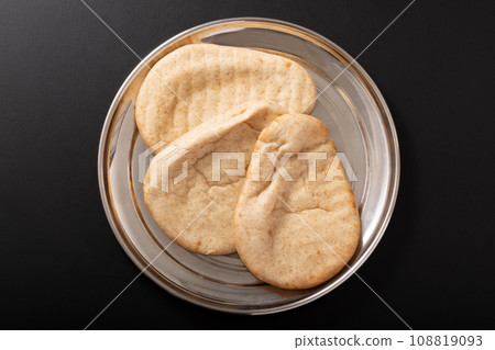 Whole grain mini naan 108819093