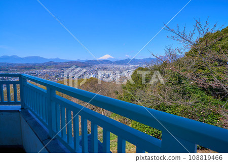 春季從神奈川縣秦野市弘法山公園權現山展望台向西眺望（富士山、本町、今泉等） 108819466