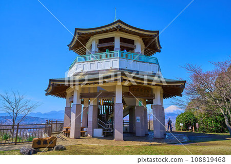 春天的神奈川縣秦野市弘法山公園權現山展望台和富士山 108819468