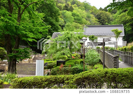厚木市神奈川縣七澤森林公園新綠、中央入口和路標 108819735