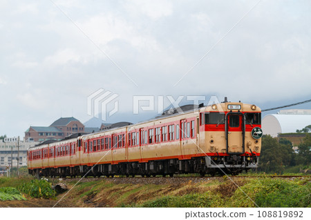 帶有雲仙特快頭標記的 Kiha 66/67 系列 JNR 特快顏色 帶有雲仙特快頭標記的 Kiha 66/67 系列 JNR 特快顏色 108819892