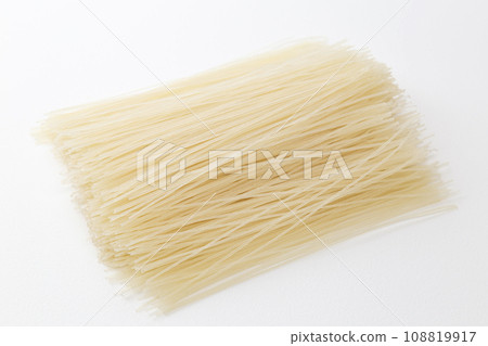 乾米粉白色背景 108819917