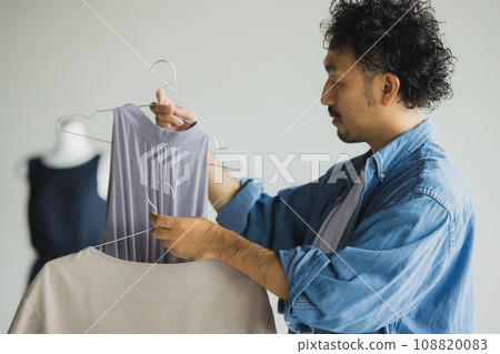 Couple shopping Couple shopping 108820083