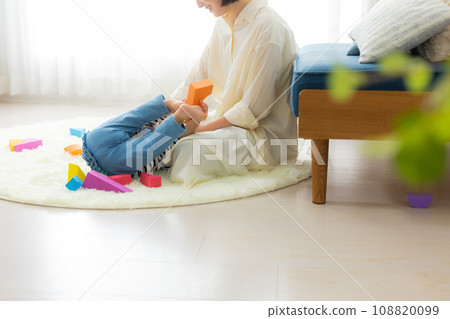 一位母親抱著一個孩子 一位母親抱著一個孩子 108820099