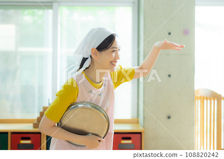 戴著吊帶的兒童保育員 戴著吊帶的兒童保育員 108820242