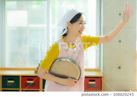 戴著吊帶的兒童保育員 108820243