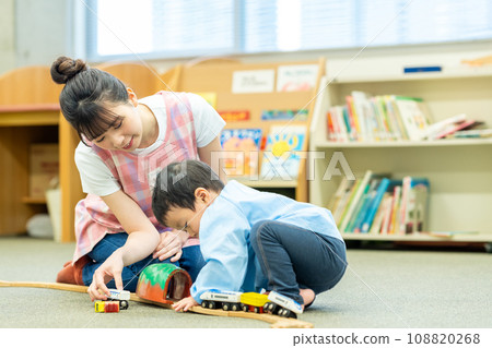 Nursery teachers and kindergarteners playing together. Photography cooperation: Ariake College of Education and Arts 108820268