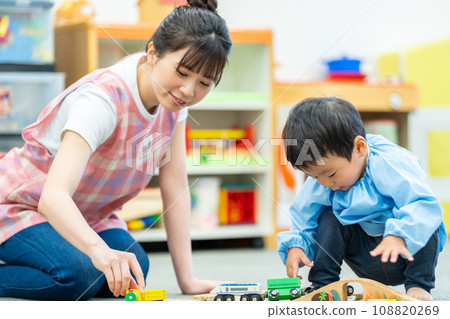 幼兒園老師和幼稚園小朋友一起玩耍。攝影合作：有明教育藝術專門學校 108820269