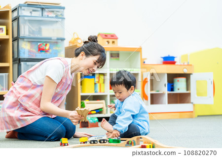 幼兒園老師和幼稚園小朋友一起玩耍。攝影合作：有明教育藝術專門學校 108820270