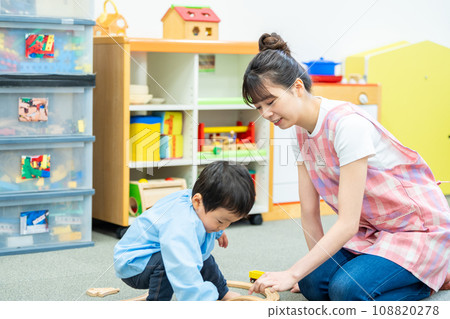 Nursery teachers and kindergarteners playing together. Photography cooperation: Ariake College of Education and Arts 108820278