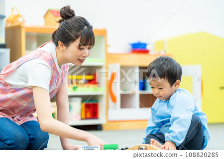 幼兒園老師和幼稚園小朋友一起玩耍。攝影合作：有明教育藝術專門學校 108820285