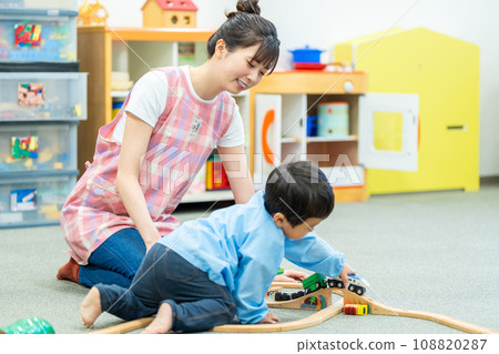 幼兒園老師和幼稚園小朋友一起玩耍。攝影合作：有明教育藝術專門學校 108820287