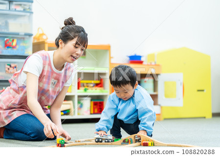 幼兒園老師和幼稚園小朋友一起玩耍。攝影合作：有明教育藝術專門學校 108820288