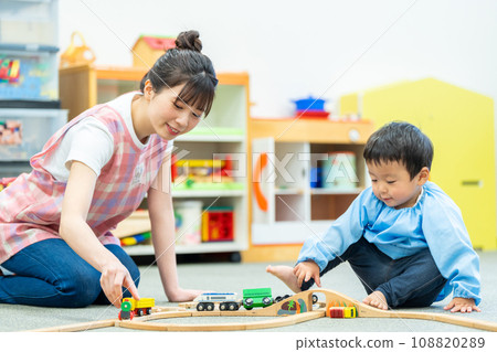 幼兒園老師和幼稚園小朋友一起玩耍。攝影合作：有明教育藝術專門學校 108820289