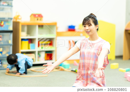 A female nursery teacher who welcomes kindergarteners. Photography cooperation: Ariake College of Education and Arts 108820801