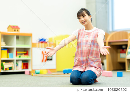 A female nursery teacher who welcomes kindergarteners. Photography cooperation: Ariake College of Education and Arts 108820802