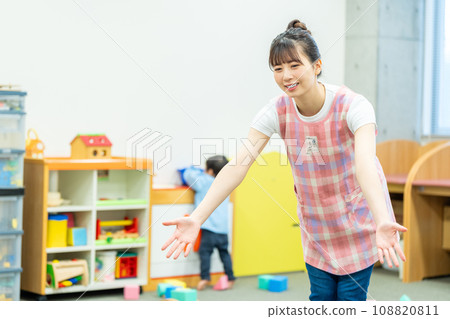 A female nursery teacher who welcomes kindergarteners. Photography cooperation: Ariake College of Education and Arts A female nursery teacher who welcomes kindergarteners. Photography cooperation: Ariake College of Education and Arts 108820811