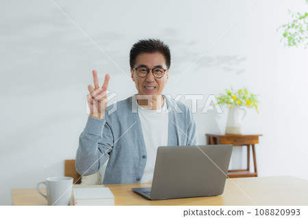 使用筆記本電腦的男人 使用筆記本電腦的男人 108820993