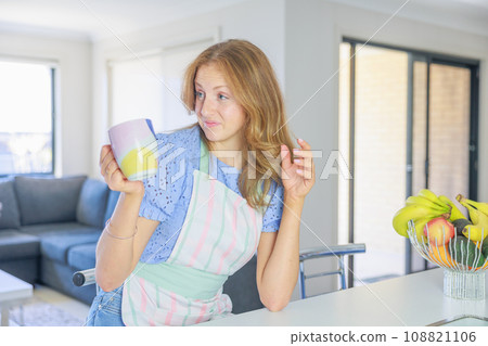 穿著圍裙的白人婦女一邊喝咖啡一邊說話 108821106