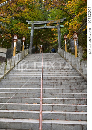 東京青梅市禦岳神社、石階及通往主神社的鳥居門 108822024