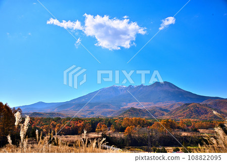 [Nagano Prefecture] Mt. Ontake in autumn seen from Kuzo Pass in Kaida Plateau, Kiso Town 108822095