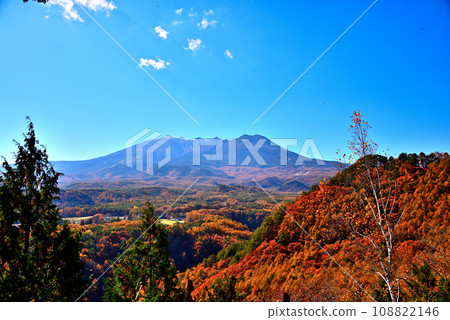 [長野縣] 從木曾町開田高原久藏嶺眺望秋天的御嶽山 108822146