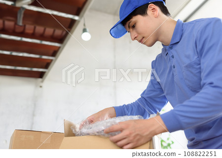 一個從事物流工作的人 108822251