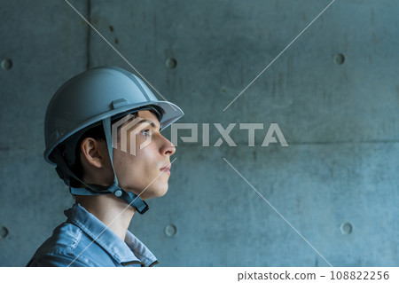 一名男子戴著頭盔 108822256