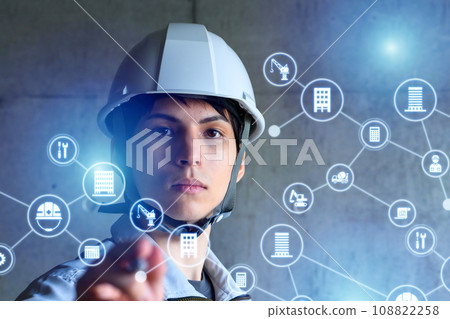 戴著CONTEC/Architecture Tech相關頭盔的男性工人 戴著CONTEC/Architecture Tech相關頭盔的男性工人 108822258