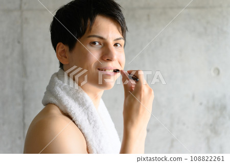 一個男人在早上做準備 108822261